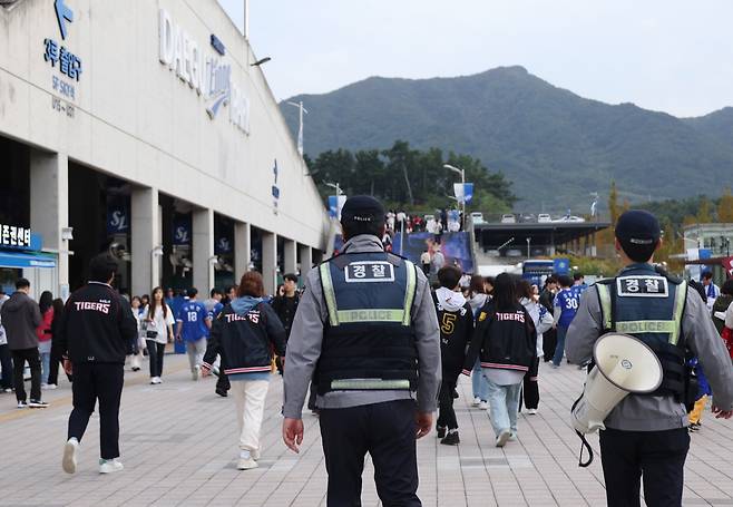 '한국시리즈 암표 거래 안 됩니다'  (대구=연합뉴스) 박세진 기자 = 대구경찰청이 25일 프로야구 한국시리즈 3차전인 삼성 라이온즈와 KIA 타이거즈 경기가 열리는 대구 삼성라이온즈파크 일대에서 암표 거래 등 불법행위 단속을 하고 있다. 2024.10.25 psjpsj@yna.co.kr