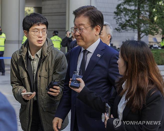 '대장동·성남FC', 1심 속행 공판 출석하는 이재명 대표 (서울=연합뉴스) 황광모 기자 = 더불어민주당 이재명 대표가 25일 오전 서울 서초구 서울중앙지법에서 열린 '대장동 배임·성남FC 뇌물' 1심 속행 공판에 출석하고 있다. 2024.10.25 hkmpooh@yna.co.kr