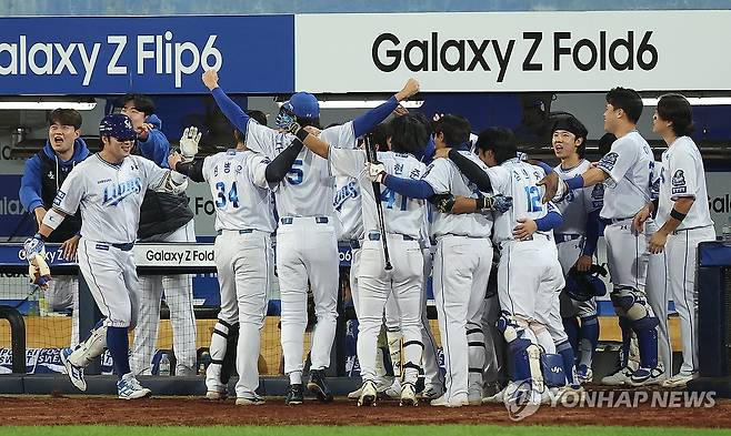 박병호 '나도 홈런' (대구=연합뉴스) 김성민 기자 = 25일 대구 삼성라이온즈파크에서 열린 2024 신한 SOL뱅크 KBO 포스트시즌 한국시리즈 3차전 KIA 타이거즈와 삼성 라이온즈의 경기. 7회말 무사 삼성 박병호가 솔로 홈런을 치고 동료들의 격려를 받고 있다. 2024.10.25 ksm7976@yna.co.kr