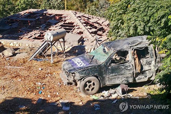 하스바야 공습 현장 (AFP 연합뉴스) 25일(현지시간) 새벽 이스라엘군 공습에 레바논 남동부 하스바야 지역 숙소 앞에 주차된 취재진 차량이 파괴됐다. 2024.10.25 dk@yna.co.kr