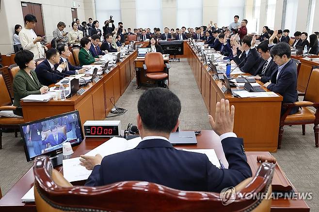 명태균·김영선 동행명령장 발부 (서울=연합뉴스) 김주성 기자 = 10일 오전 서울 여의도 국회에서 열린 행정안전위원회의 전체회의에서 신정훈 위원장과 위원들이 김건희 여사의 공천개입 의혹과 관련해 증인으로 불출석한 명태균 씨와 김영선 전 국민의힘 의원에 대한 동행명령장 발부의 건에 대해 표결하고 있다. 2024.10.10 utzza@yna.co.kr