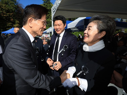 박근령 전 육영재단 이사장이 26일 서울 동작구 국립서울현충원에서 김문수 고용노동부 장관과 대화를 나누는 모습. 사진=뉴스1