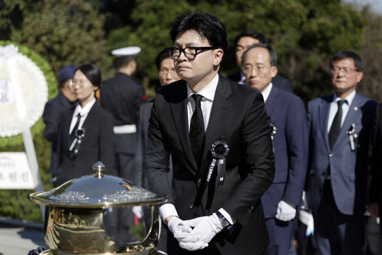 한동훈 국민의힘 대표가 26일 서울 동작구 국립현충원 박정희 전 대통령 묘역에서 열린 45주기 추도식에 참석해 분향한 뒤 묘역을 바라보고 있다.(사진=뉴시스)