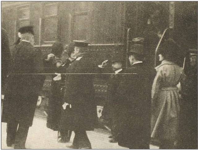 사살되기 직전의 이토 히로부미(왼쪽에서 두 번째). (출처: Unknown author, 사진(1909), Wikimedia Commons, Public domain)