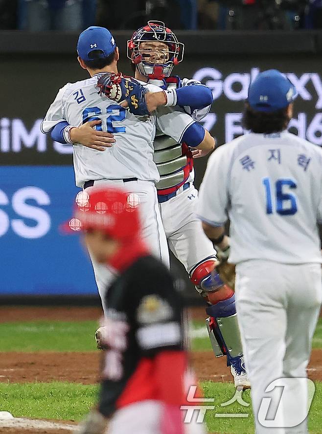 25일 오후 대구 삼성라이온즈파크에서 열린 프로야구 '2024 신한 SOL 뱅크 KBO 포스트시즌' 한국시리즈 3차전 KIA 타이거즈와 삼성 라이온즈의 경기, 4대2 승리를 거두며 2패 뒤 1승을 거둔 삼성 마무리 김재윤과 포수 강민호가 기쁨을 나누고 있다. 2024.10.25/뉴스1 ⓒ News1 김진환 기자