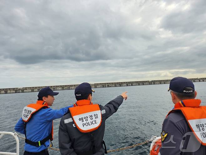 김환경 동해해양경찰서장이 26일 강원 삼척 호산항에서 열린 전국바다낚시대회 현장에서 안전점검을 실시하고 있다.(동해해경 제공) 2024.10.26/뉴스1