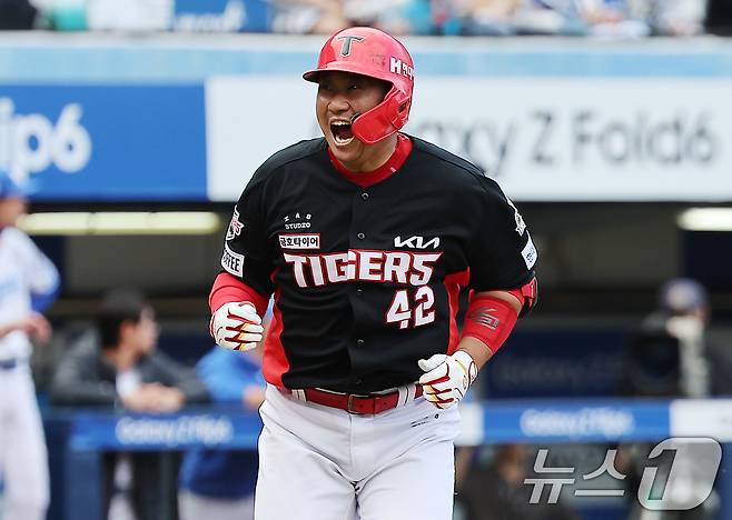 26일 오후 대구 삼성라이온즈파크에서 열린 프로야구 '2024 신한 SOL 뱅크 KBO 포스트시즌' 한국시리즈 4차전 KIA 타이거즈와 삼성 라이온즈의 경기, KIA 김태군이 3회초 2사 만루 상황 만루홈런을 친 뒤 환호하고 있다. 2024.10.26/뉴스1 ⓒ News1 김진환 기자