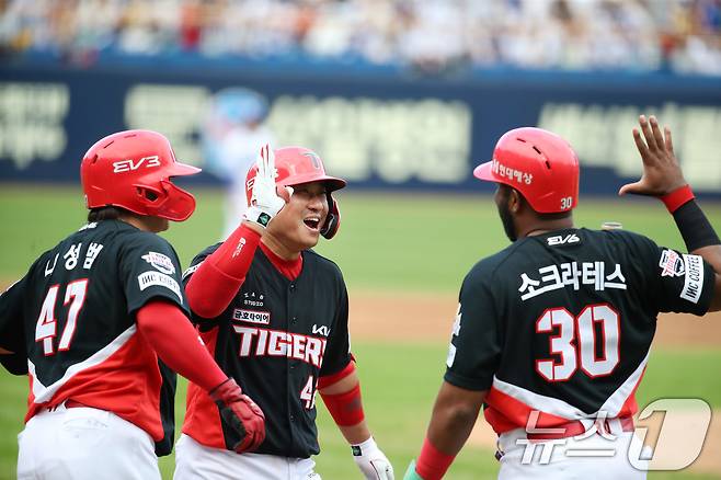 26일 오후 대구 삼성라이온즈파크에서 열린 프로야구 '2024 신한 SOL 뱅크 KBO 포스트시즌' 한국시리즈 4차전 KIA 타이거즈와 삼성 라이온즈의 경기, KIA 9번타자로 나온 김태군이 3회초 2사 만루 상황 교체된 삼성 투수 송은범을 상대로 좌월 만루홈런을 친 뒤 기뻐하고 있다. 2024.10.26/뉴스1 ⓒ News1 공정식 기자