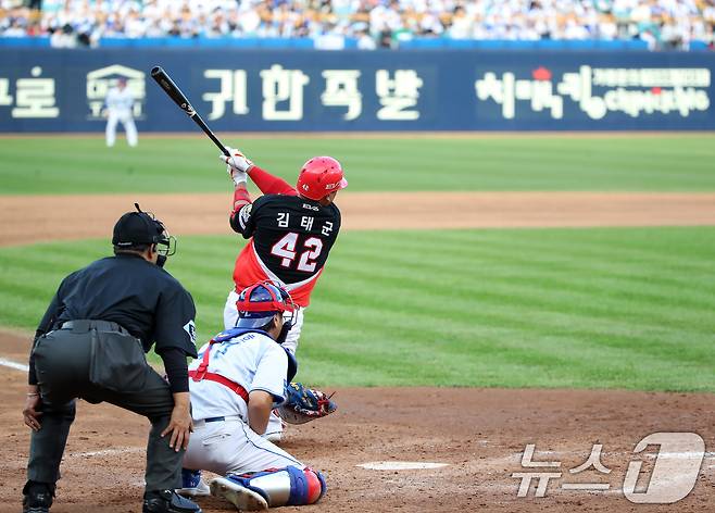 26일 오후 대구 삼성라이온즈파크에서 열린 프로야구 '2024 신한 SOL 뱅크 KBO 포스트시즌' 한국시리즈 4차전 KIA 타이거즈와 삼성 라이온즈의 경기, 5회초 KIA 공격 1사 1루 상황 9번타자 김태군이 우익수 방면 안타를 치고 있다. 2024.10.26/뉴스1 ⓒ News1 공정식 기자