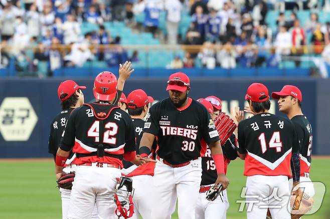 26일 오후 대구 삼성라이온즈파크에서 열린 프로야구 '2024 신한 SOL 뱅크 KBO 포스트시즌' 한국시리즈 4차전 KIA 타이거즈와 삼성 라이온즈의 경기, 9대 2 승리를 거둔 KIA 선수들이 기쁨을 나누고 있다. 2024.10.26/뉴스1 ⓒ News1 공정식 기자