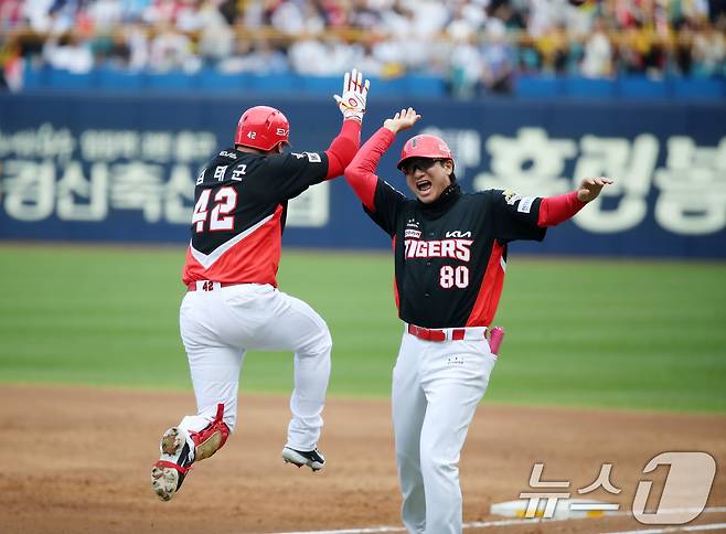 26일 오후 대구 삼성라이온즈파크에서 열린 프로야구 '2024 신한 SOL 뱅크 KBO 포스트시즌' 한국시리즈 4차전 KIA 타이거즈와 삼성 라이온즈의 경기, KIA 9번타자로 나온 김태군이 3회초 2사 만루 상황 교체된 삼성 투수 송은범을 상대로 좌월 만루홈런을 친 뒤 1루에서 이현곤 코치와 하이파이브하며 기뻐하고 있다. 2024.10.26/뉴스1 ⓒ News1 공정식 기자