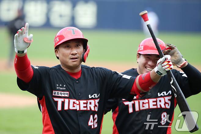 26일 오후 대구 삼성라이온즈파크에서 열린 프로야구 '2024 신한 SOL 뱅크 KBO 포스트시즌' 한국시리즈 4차전 KIA 타이거즈와 삼성 라이온즈의 경기, KIA 9번타자로 나온 김태군이 3회초 2사 만루 상황 교체된 삼성 투수 송은범을 상대로 좌월 만루홈런을 친 뒤 기뻐하고 있다. 2024.10.26/뉴스1 ⓒ News1 공정식 기자