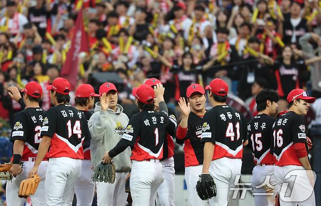 26일 오후 대구 삼성라이온즈파크에서 열린 프로야구 '2024 신한 SOL 뱅크 KBO 포스트시즌' 한국시리즈 4차전 KIA 타이거즈와 삼성 라이온즈의 경기에서 9대 2로 승리하며 시리즈 전적 3대 1을 만든 KIA 선수들이 기쁨을 나누고 있다. 2024.10.26/뉴스1 ⓒ News1 장수영 기자