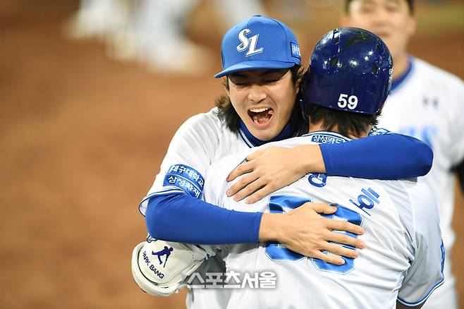 삼성 구자욱이 25일 대구성라이온즈파크에서 열린 2024 KBO 한국시리즈 3차전 KIA전에서 7회말 홈런을 치고 돌아온 박병호와 포옹하고 있다. 대구 | 박진업 기자 upandup@sportsseoul.com