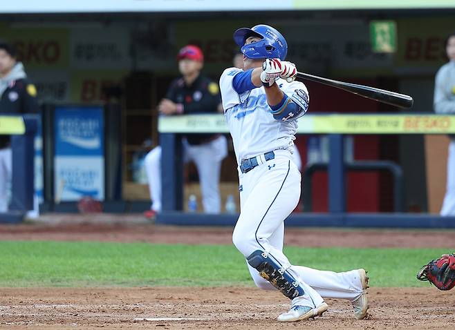 삼성 이재현이 26일 대구삼성라이온즈파크에서 열린 2024 KBO 한국시리즈 4차전 KIA전에서 5회말 좌월 솔로 홈런을 때리고 있다. 사진 | 대구=연합뉴스