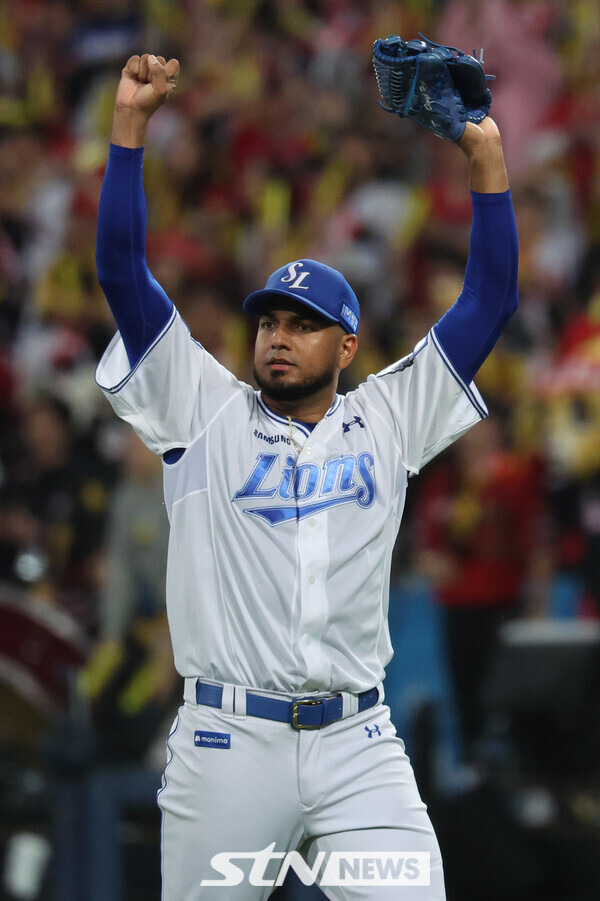 25일 대구 수성구 대구삼성라이온즈파크에서 열린 2024 KBO 포스트시즌 한국시리즈 3차전 KIA 타이거즈와 삼성 라이온즈의 경기, 5회초 2사 1,2루 KIA 최원준 라인드라이브 아웃 때 삼성 선발 레예스가 좌익수 김헌곤의 호수비에 환호하고 있다. 사진┃뉴시스