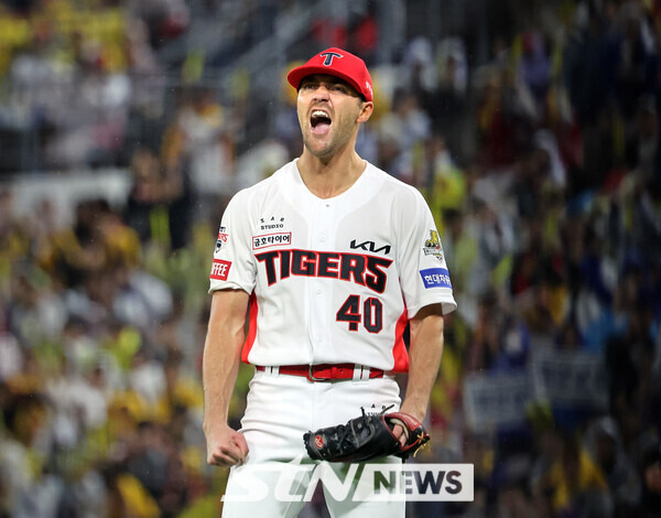 21일 광주 북구 광주-기아챔피언스필드에서 열린 2024 KBO 포스트시즌 한국시리즈 1차전 삼성 라이온즈와 KIA 타이거즈의 경기, 4회초 2사 주자없는 상황 KIA 선발 네일이 삼자범퇴로 이닝을 마치고 포효하고 있다. 사진┃뉴시스