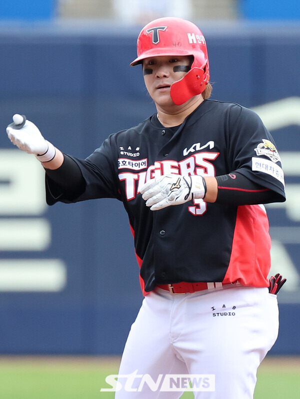 26일 대구 수성구 대구삼성라이온즈파크에서 열린 2024 KBO 포스트시즌 한국시리즈 4차전 KIA 타이거즈와 삼성 라이온즈의 경기, 1회초 무사 주자 1루 상황에서 KIA 김선빈이 2루타를 때린 뒤 기뻐하고 있다. 사진┃뉴시스