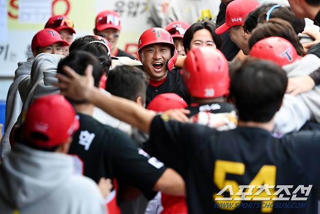 26일 대구삼성라이온즈파크에서 열린 KIA와 삼성의 한국시리즈 4차전, 3회초 2사 만루, KIA 김태군이 만루홈런을 치고 기쁨을 나누고 있다. 대구=허상욱 기자 wook@sportschosun.com/2024.10.26/