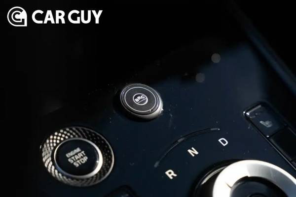 시동 버튼 옆에 연료 전환 스위치가 마련됐다 (사진=Autoappassionati.it)