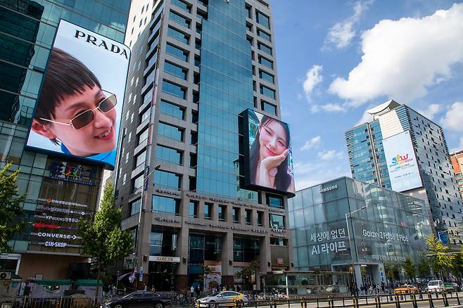 9일 서울 지하철 2호선 홍대입구역 인근 차도변 빌딩 3개에 설치된 세로형 광고전광판들. 광고판들은 한낮에도 모델의 클로즈업된 표정이 선명하게 보인다. /조인원 기자