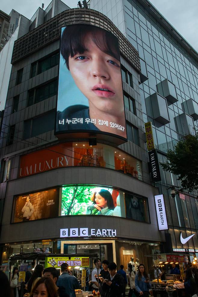 14일 오후 서울 중구 명동의 한 건물 모서리에 설치된 세로형 광고판에서 영화 광고가 나오고 있다. /조인원 기자