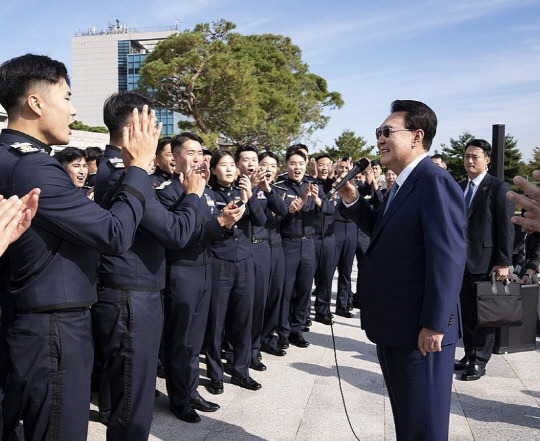 윤석열 대통령이 지난 25일 서울 용산 대통령실 앞에서 견학 온 공군사관학교 4학년 생도들을 만나 격려사를 하고 있는 모습. 연합뉴스