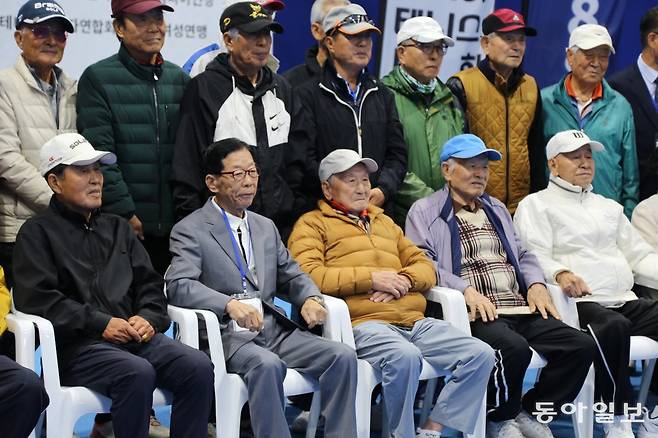 Kang Shin-guk, 97 years old this year (third from the left in the front row), is taking a commemorative photo while participating in the 2nd Chundang Cup Senior Tennis Tournament held at the Gimpo Tennis Arena in Gyeonggi Province on October 23. The second from the left is the competition organizer, Hong Ki-hoon, chairman of the Chundang Scholarship Association. Chairman Hong is also 91 years old and enjoys playing tennis. Gimpo = Reporter Yang Jong-gu yjongk@donga.com