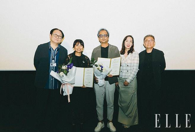 어느덧 3회 차에 접어든 CHANELx BIFF 아시안 필름 아카데미를 이끈 주역들. 맨 오른쪽에 교장직을 맡은 장률 감독도 함께 섰다. 가운데에 서서 뿌듯한 미소를 보내는 멘토 카밀라 안디니와 우라타 히데오.