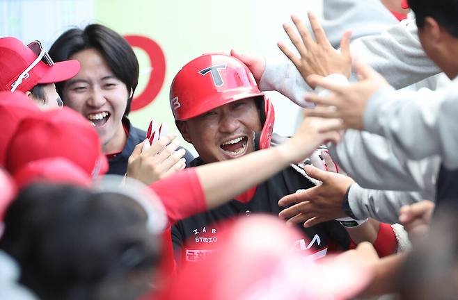 기아(KIA) 타이거즈 김태군이 26일 대구 삼성라이온즈파크에서 열린 2024 신한 SOL뱅크 KBO 포스트시즌 한국시리즈 4차전 삼성 라이온즈와 경기에서 3회초 2사 만루 때 홈런을 친 뒤 더그아웃에서 동료들과 기뻐하고 있다. 연합뉴스