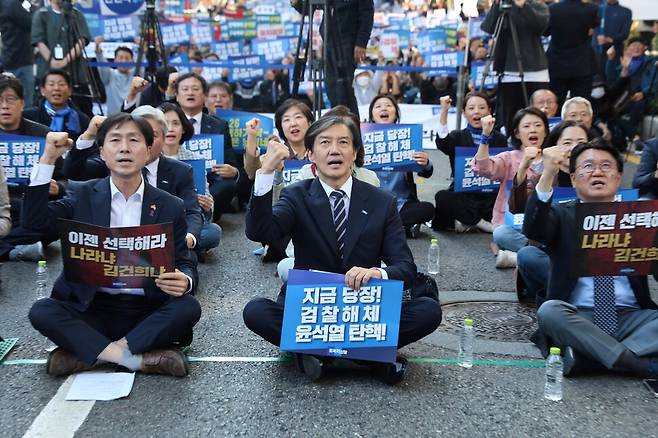 26일 서울 서초역 인근에서 열린 ‘검찰해체·윤석열 대통령 탄핵 선언대회’ 집회에서 조국 조국혁신당 대표 등이 구호를 외치고 있다. 조국혁신당 제공