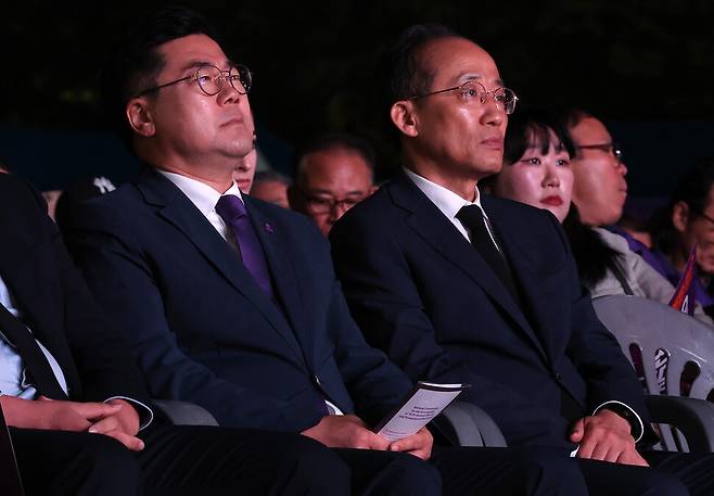 박찬대 더불어민주당 원내대표(왼쪽)와 추경호 국민의힘 원내대표가 26일 오후 서울 중구 서울광장에서 열린 10·29 이태원 참사 2주기 시민추모대회에서 이정민 10·29 이태원 참사 유가족협의회 운영위원장의 인사말을 경청하고 있다. 공동취재사진