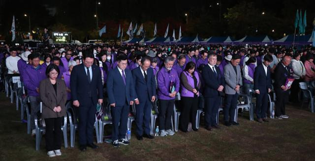 이정민 이태원참사 유가족협의회 운영위원장, 추경호 국민의힘 원내대표, 박찬대 더불어민주당 원내대표 및 참석자들이 26일 오후 서울 중구 서울시청 앞에서 열린 10.29 이태원참사 2주기 시민추모대회에서 추모 묵념을 하고 있다. 뉴스1