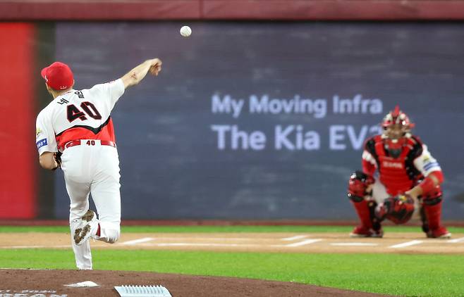 <yonhap photo-5060="">21일 광주 기아챔피언스필드에서 열린 2024 신한 SOL뱅크 KBO 포스트시즌 한국시리즈 1차전 삼성 라이온즈와 KIA 타이거즈의 경기. 1회초 KIA 선발 네일이 역투하고 있다. [연합뉴스]</yonhap>