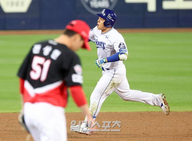 2024 프로야구 KBO 포스트시즌 삼성 라이온즈와 KIA 타이거즈의 한국시리즈(KS) 3차전 경기가 25일 오후 대구 삼성라이온즈파크에서 열렸다. 7회 말 무사 김헌곤이 전상현에게 솔로홈런을 기록한 뒤 베이스를 돌며 환호하고 있다. 대구=김민규 기자 /2024.10.25/