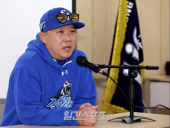 박진만 감독이 2024 프로야구 KBO 포스트시즌 삼성라이온즈와 KIA타이거즈의 한국시리즈(KS) 3차전이 열리는 25일 오후 대구 삼성라이온즈파크에서 경기를 앞두고 취재진과 인터뷰를 하고 있다. 대구=김민규 기자 mgkim1@edaily.co.kr /2024.10.25/