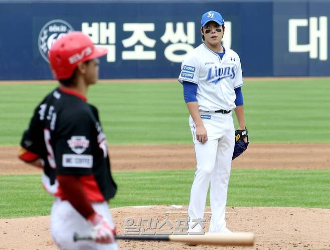 2024 프로야구 KBO 포스트시즌 삼성 라이온즈와 KIA 타이거즈의 한국시리즈(KS) 4차전 경기가 26일 오후 대구 삼성라이온즈파크에서 열렸다. 3회초 무사 1루 원태인이 김도영에게 볼넷을 내주고 아쉬워하고 있다. 대구=김민규 기자 mgkim1@edaily.co.kr /2024.10.26/