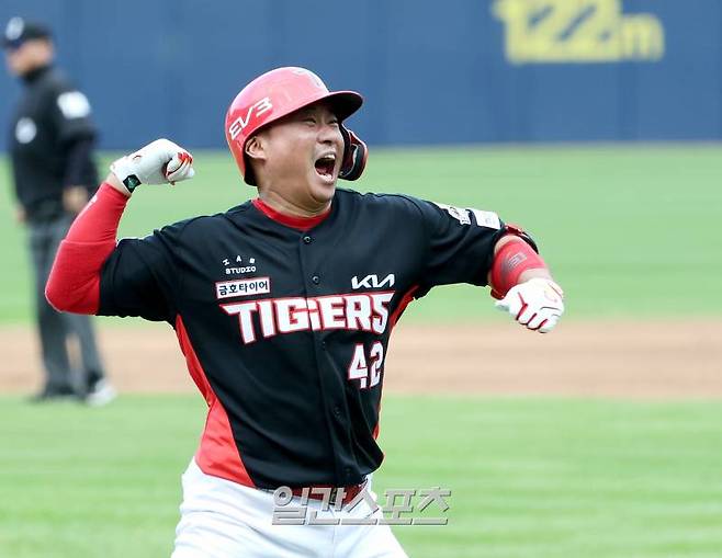 2024 프로야구 KBO 포스트시즌 삼성 라이온즈와 KI 타이거즈의 한국시리즈(KS) 4차전 경기가 26일 오후 대구 삼성라이온즈파크에서 열렸다. 3회초 2사 만루 김태군이 만루홈런을 치고 펄쩍 뛰며 환호하고 있다. 대구=김민규 기자 mgkim1@edaily.co.kr /2024.10.26/