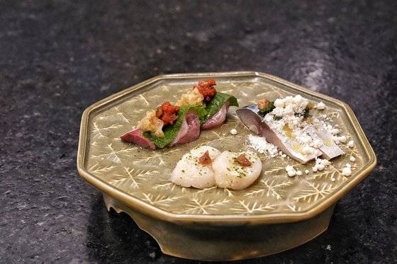 제철 생선 위에 장아찌, 막장, 젓갈 등 토속적인 재료를 곁들인 한국식 모둠회. 시계방향으로 방어, 고등어, 관자. 사진 김성현