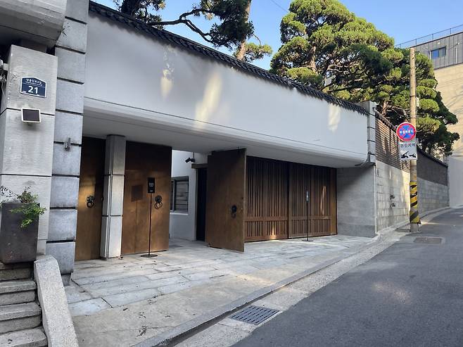 스타벅스 장충라운지R점이 주택가 골목 안쪽에 자리한 모습. 대문과 높은 담 등이 주택의 규모를 짐작케 한다. 유지연 기자