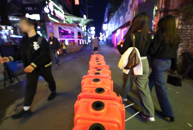 핼러윈데이(10월 31일)를 엿새 앞둔 25일 저녁 서울 용산구 이태원 골목에 시민들의 안전한 통행을 위한 바리케이드가 설치돼 있다. 연합뉴스