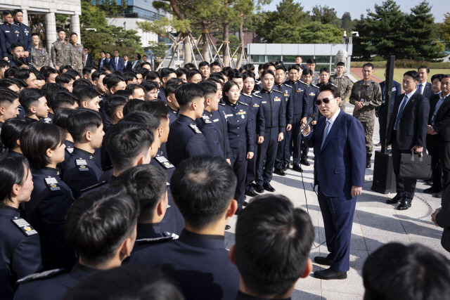 ▲ 윤석열 대통령이 지난 25일 서울 용산 대통령실 앞에서 견학 온 공군사관학교 4학년 생도들을 만나 격려사를 하고 있다. 대통령실 제공