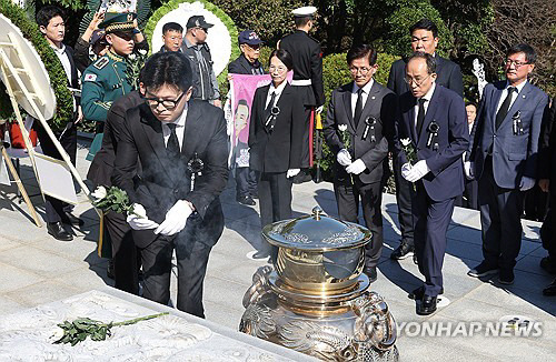 국민의힘 한동훈 대표(왼쪽)와 추경호 원내대표가 26일 오전 서울 동작구 국립서울현충원에서 열린 박정희 전 대통령 서거 45주기 추모식에 참석해 헌화하고 있다. 연합뉴스