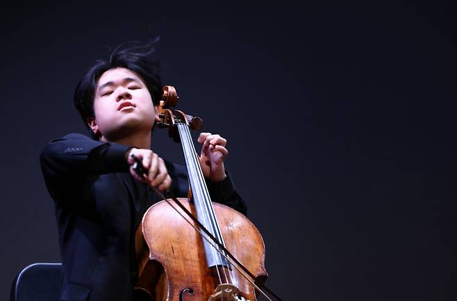 Cellist Han Jae-min performs at a ceremony recognizing contributions in the field of culture and arts in Seoul, Friday. (MCST)