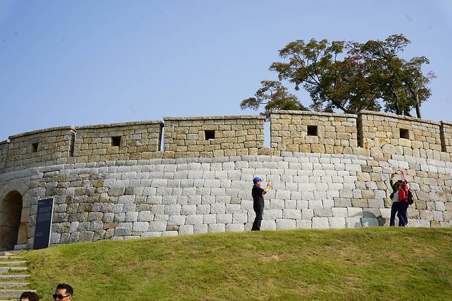 People take photos before heading to the pavilion, Yeonmijeong, in Ganghwa-gun, Incheon. (Lee Si-jin/The Korea Herald)