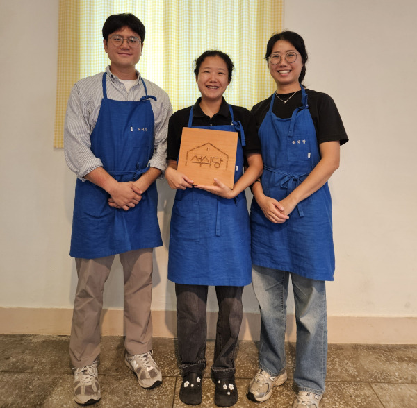 석식당 대표인 최현석(왼쪽) 목사와 처제 이은혜(가운데) 주방장, 이은희 사모.