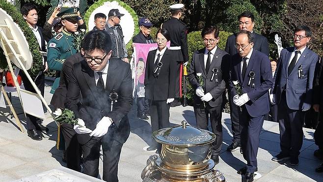 박정희 전 대통령 묘역에 헌화하는 한동훈 대표와 추경호 원내대표/사진=연합뉴스