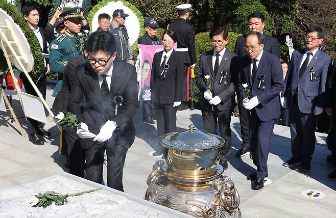 국민의힘 한동훈 대표(왼쪽)와 추경호 원내대표가 26일 오전 서울 동작구 국립서울현충원에서 열린 박정희 전 대통령 서거 45주기 추모식에 참석해 헌화하고 있다. [사진 출처 = 연합뉴스]