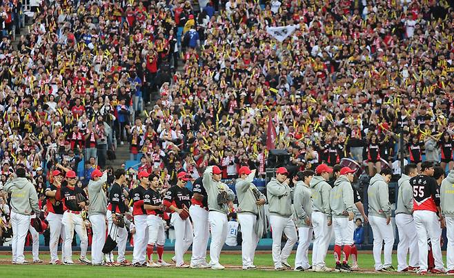 KIA 타이거즈 선수들이 26일 오후 대구 삼성라이온즈파크에서 열린 2024 신한 SOL뱅크 KBO 포스트시즌 한국시리즈 4차전을 마친 뒤 팬들을 향해 인사하고 있다. 연합뉴스