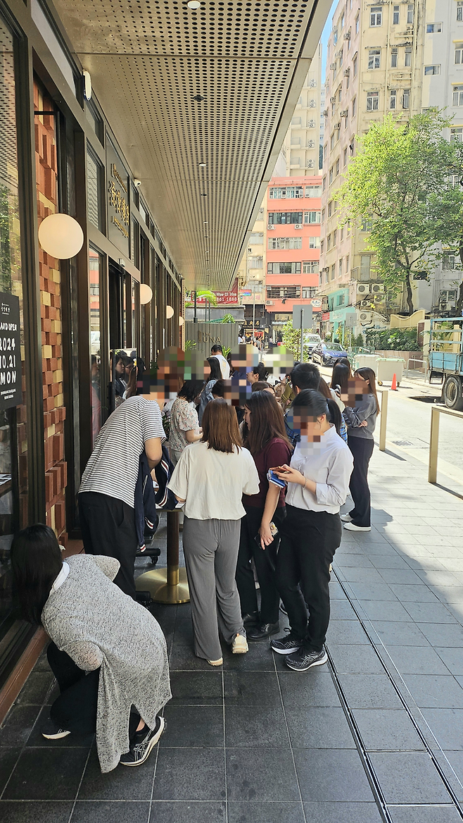 오픈하자마자 현지고객으로 장사진을 이루고 있는 홍콩 중앙해장(중앙해장 제공)